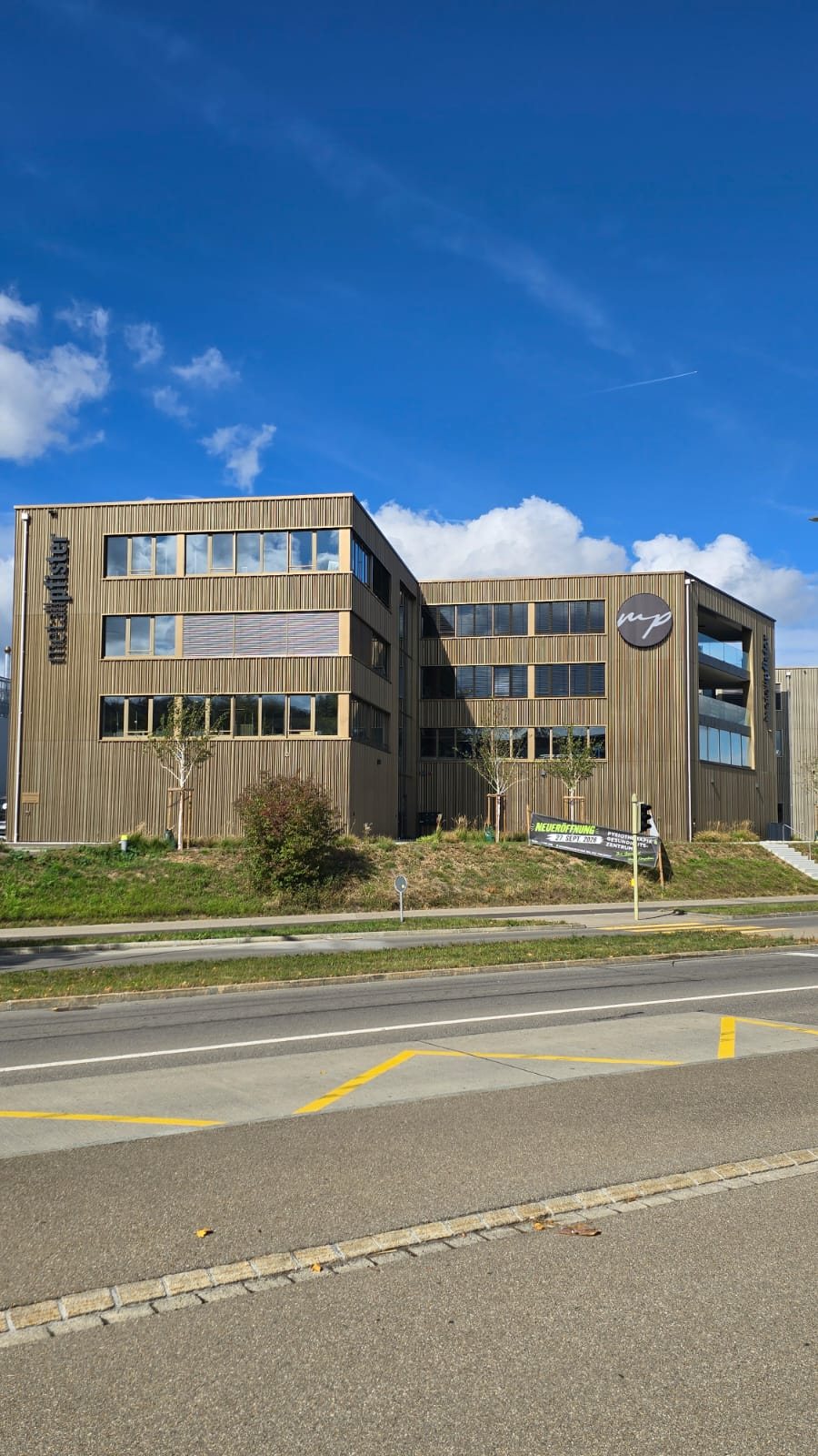 Holzverkleidetes Praxisgebäude an der Niederhaslistrasse 18b in Dielsdorf
