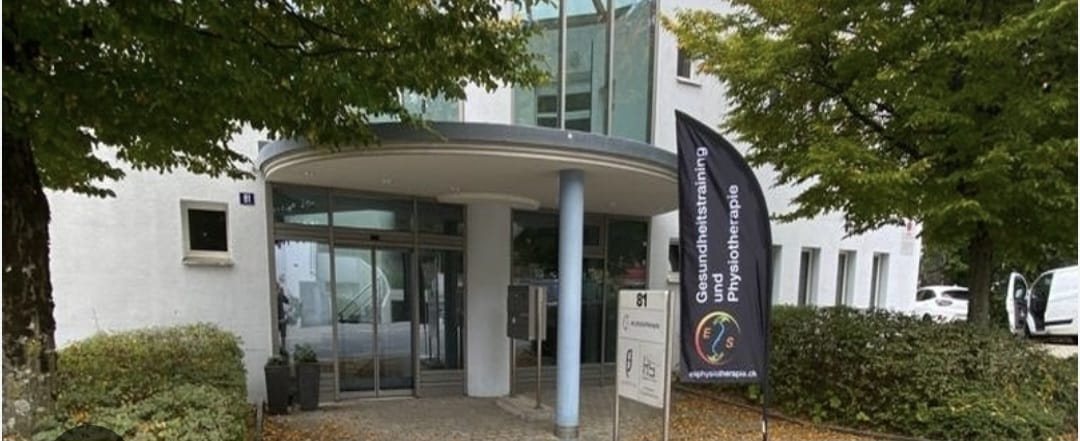 Eingang des Praxisgebäudes an der Dorfstrasse 81 in Geroldswil