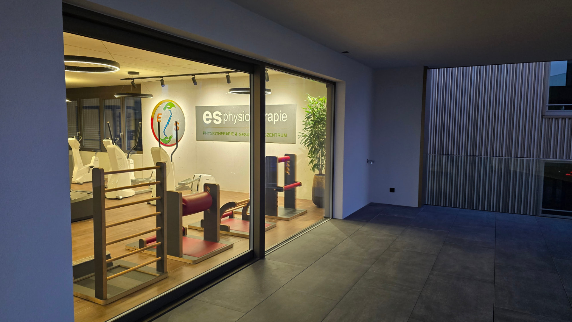 Blick durch die Glasfront auf den five-Bereich für Beweglichkeit